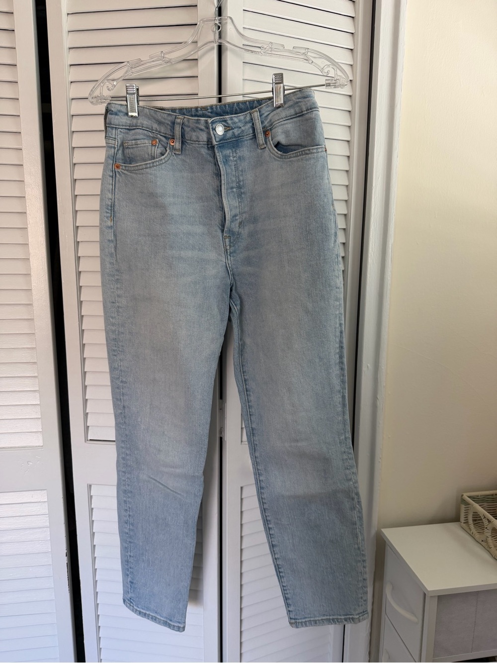 Light Wash Women’s Mom Ultra High Waist Jeans